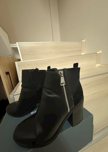 Bershka Kadın Siyah Deri Tokalı Topuklu Bot - Görsel 4