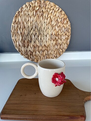 KIRMIZI ÇİÇEKLİ SERAMİK KUPA - Görsel 2