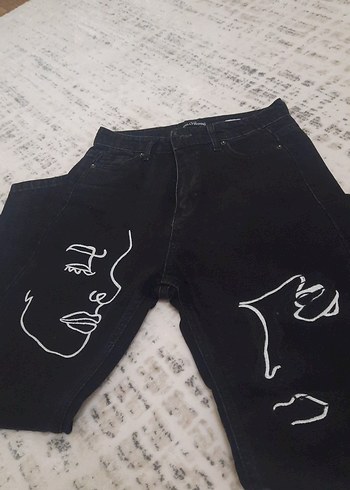 Siyah Baskılı Salaş Kadın Kot Pantolon - Görsel 2