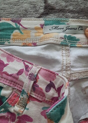 Mavi marka kot pantolon çicek desenli - Görsel 4