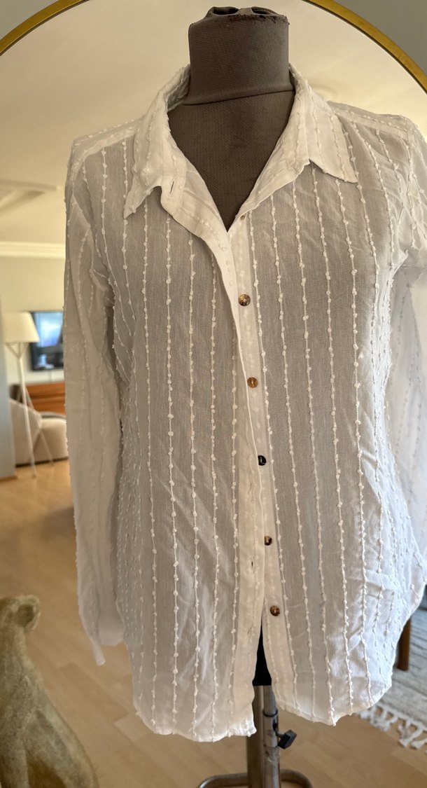 Bohem Beyaz Düğmeli Keten Gömlek - Görsel 3