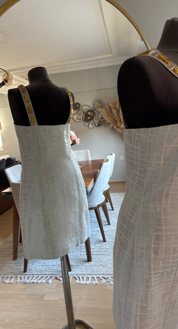 Boncuk İşlemeli Straplez Midi Gri Elbise - Görsel 4