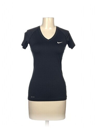 Nike T-shirt %70 İndirimli.