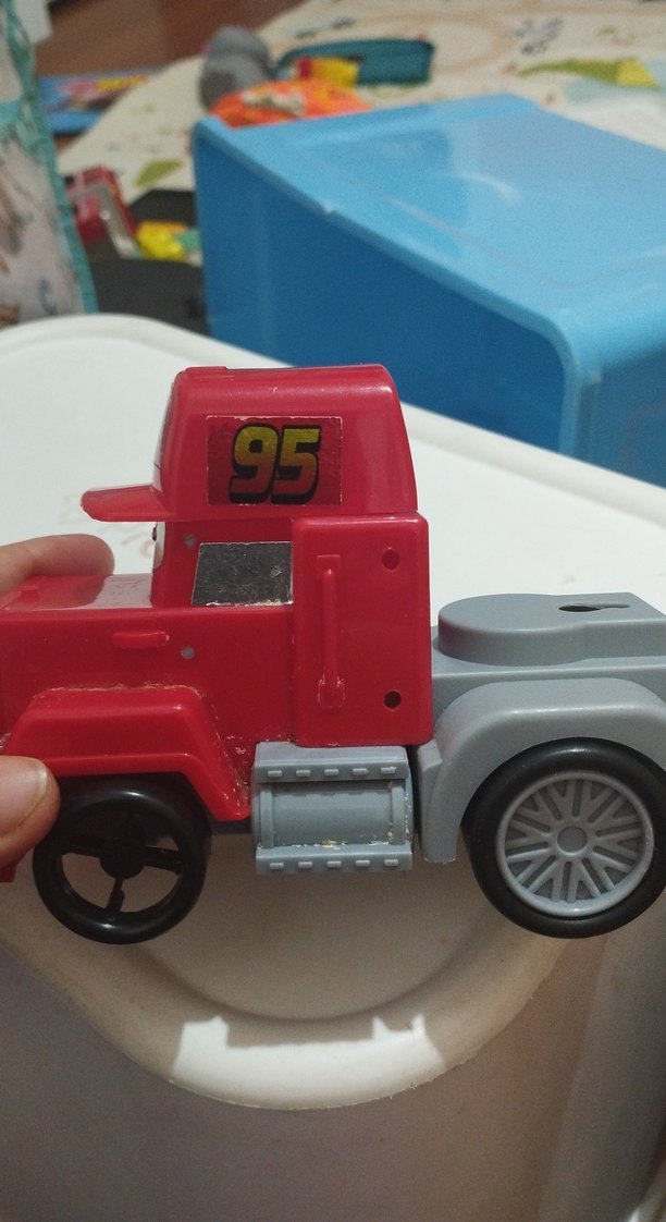 Kırmızı Oyuncak Kamyon - Görsel 2