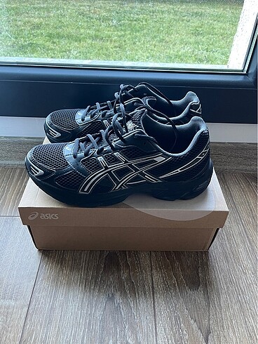 Asics siyah ayakkabı