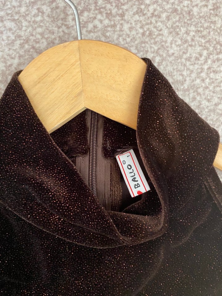 Uzun Kahverengi Yüksek Yakalı Kolsuz Elbise - Görsel 2