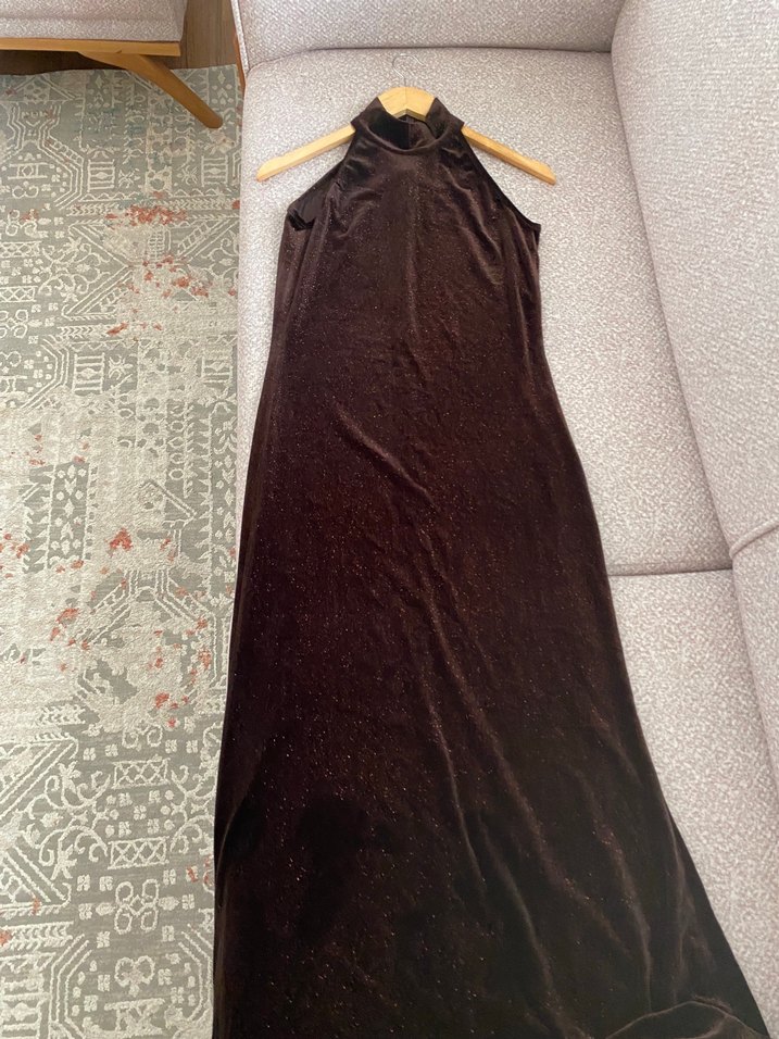 Uzun Kahverengi Yüksek Yakalı Kolsuz Elbise - Görsel 4