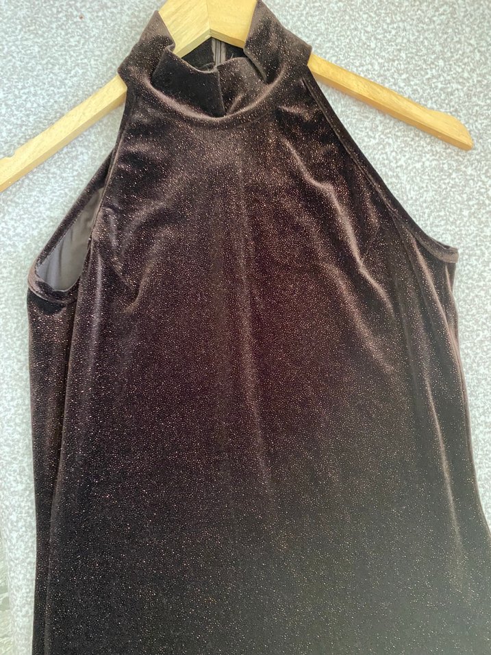 Uzun Kahverengi Yüksek Yakalı Kolsuz Elbise - Görsel 3