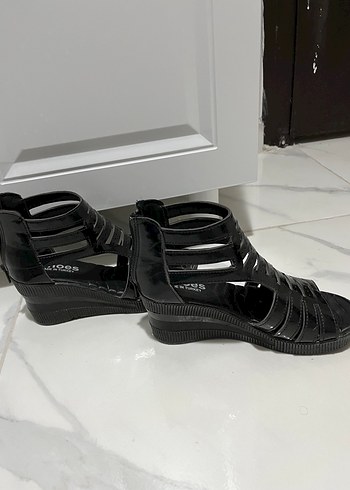 Siyah Dolgu Topuklu Kadın Sandalet