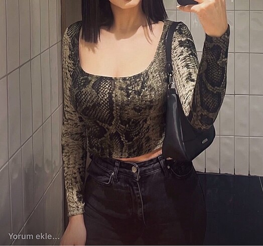 bershka yılan desenli crop