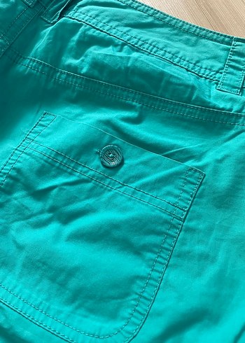 Turkuaz Renkli Bol Kesim Kemerli Şort - Görsel 3