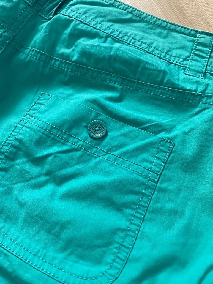 Turkuaz Renkli Bol Kesim Kemerli Şort - Görsel 3