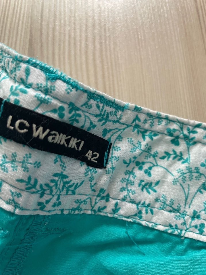 Turkuaz Renkli Bol Kesim Kemerli Şort - Görsel 2