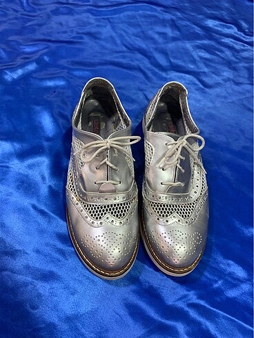 Details gümüş rengi ayakkabı