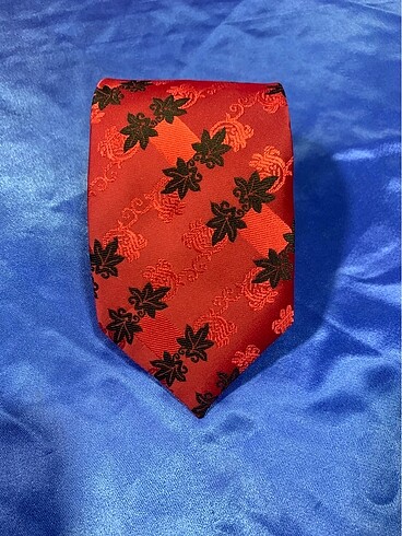 Kırmızı çiçek desenli kravat