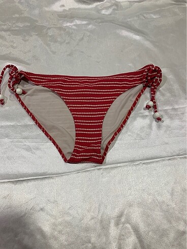Kırmızı bikini altı