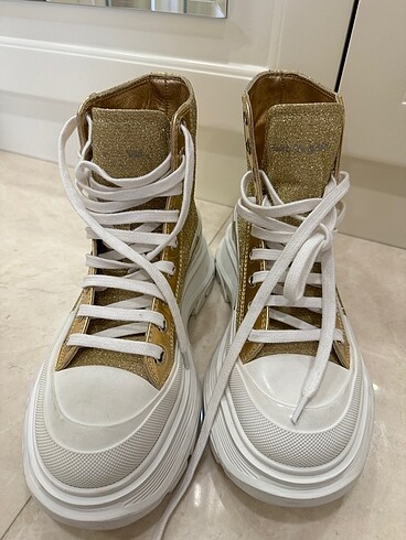 Alexander McQueen alexander mcqueen