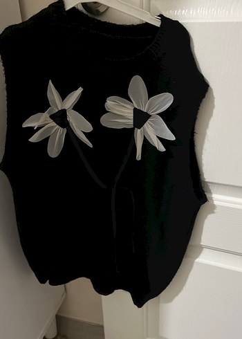 Siyah Dantel Detaylı Nakışlı Kadın Süveter - Görsel 2