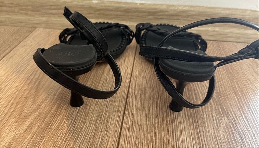 37 Beden Elle kısa ince topuklu ayakkabı zincir detay