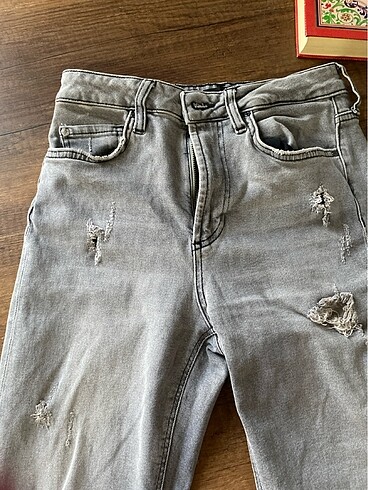 Hafif yırtık pantalon