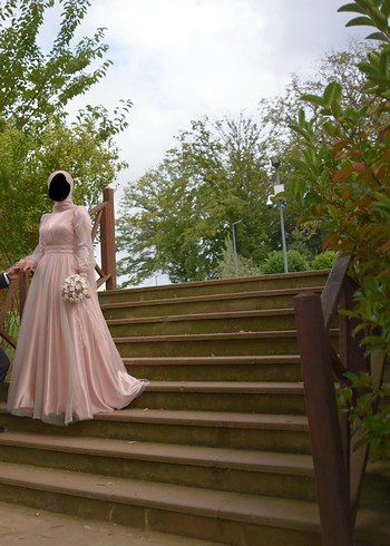 Pembe Uzun Drapeli Tesettür Nişan Elbisesi