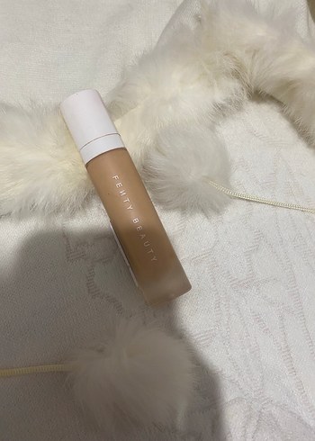 Fenty Beauty Açık Bej Fondöten - Görsel 2