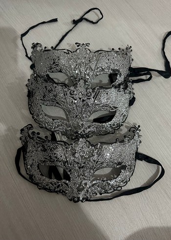 Siyah ve Gümüş Renkli Kadın Maskesi - Görsel 4