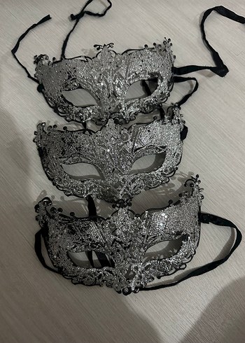 Siyah ve Gümüş Renkli Kadın Maskesi - Görsel 3