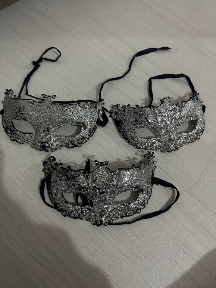 Siyah ve Gümüş Renkli Kadın Maskesi - Görsel 2