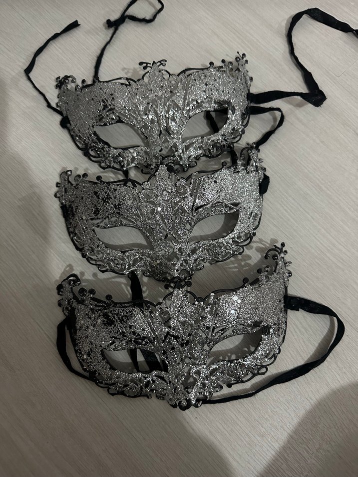 Siyah ve Gümüş Renkli Kadın Maskesi - Görsel 3