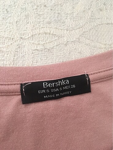 Bershka Yandan yırtmaçlı elbise