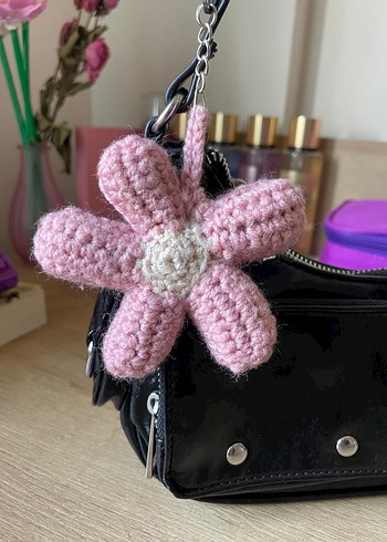 Zara Dantel Detaylı Pembe Örgü Çiçek Anahtarlık çarm