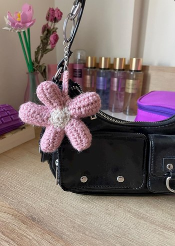 Dantel Detaylı Pembe Örgü Çiçek Anahtarlık çarm