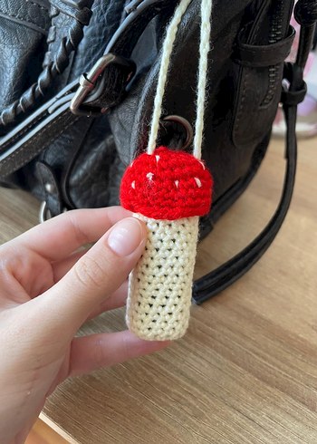 Renkli Püsküllü Örgü Mantar Anahtarlık Çarm