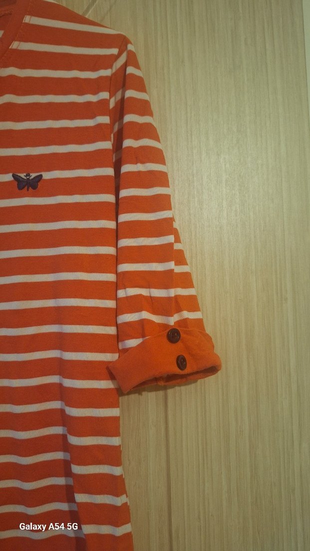 Düğmeli V Yakalı Kısa Kollu kırmızı Çizgili Tişört - Görsel 4