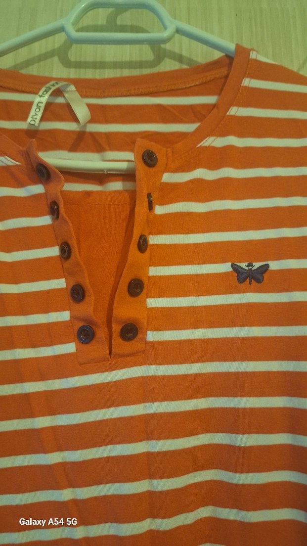 Düğmeli V Yakalı Kısa Kollu kırmızı Çizgili Tişört - Görsel 3