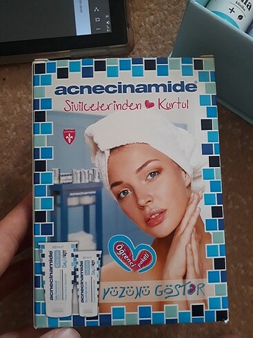 Acnecinamide yüz yıkama jeli ve nemlendirici