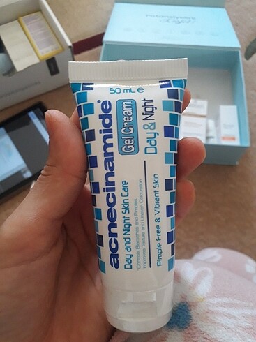 Beden Renk Acnecinamide yüz yıkama jeli ve nemlendirici