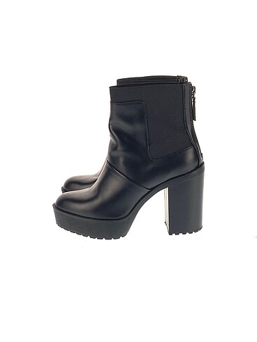 Stradivarius Bot %70 İndirimli.