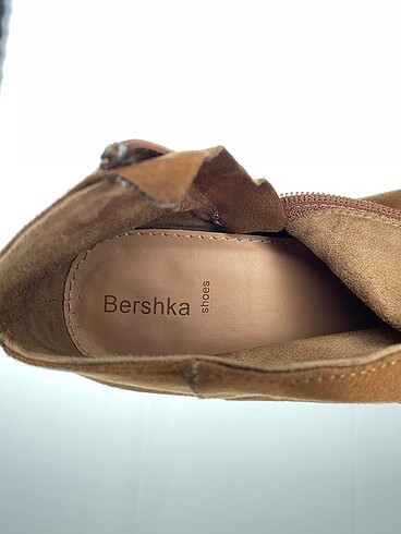 36 Beden çeşitli Renk Bershka Bot %70 İndirimli.