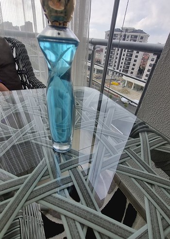 Kadın Parfümü Mavi Şişede görselde olduğu gibi fakat kapağı kırı - Görsel 2