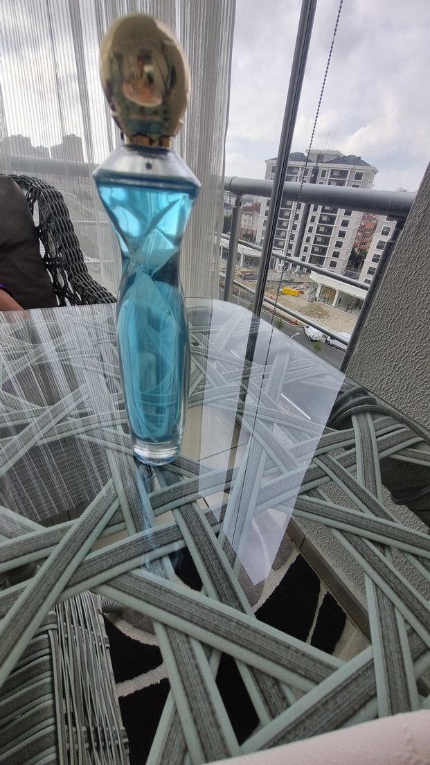 Kadın Parfümü Mavi Şişede görselde olduğu gibi fakat kapağı kırı - Görsel 2