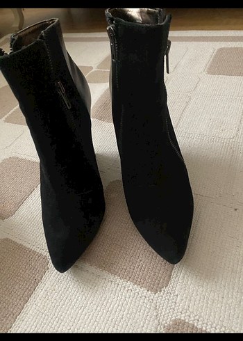 Siyah Süet Tokalı Stiletto Topuklu Kadın Bot