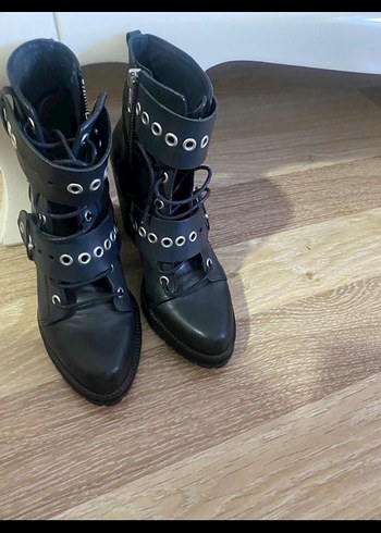 Tokalı Siyah Gotik Deri Botlar kurt geiger 550 dolara alındı
