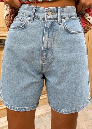 Kadın Mavi Denim kısa Şort bir kes giyildi