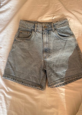Zara Kadın Mavi Denim kısa Şort bir kes giyildi