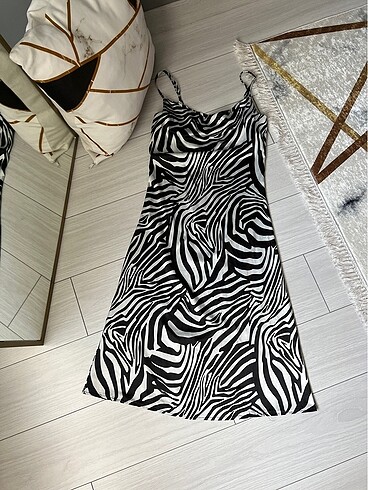 Zebra desenli saten elbise