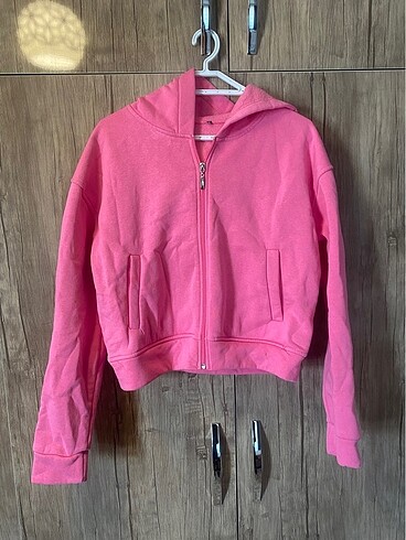 Pembe kapüşonlu ceket