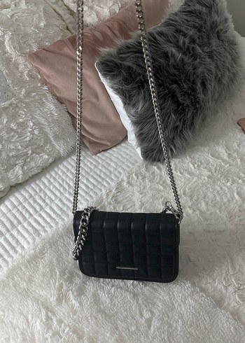 Bershka Zincir Detaylı Siyah Deri Kadın Çanta