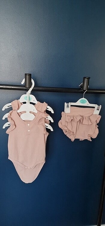 Çıtçıtlı body ve şort